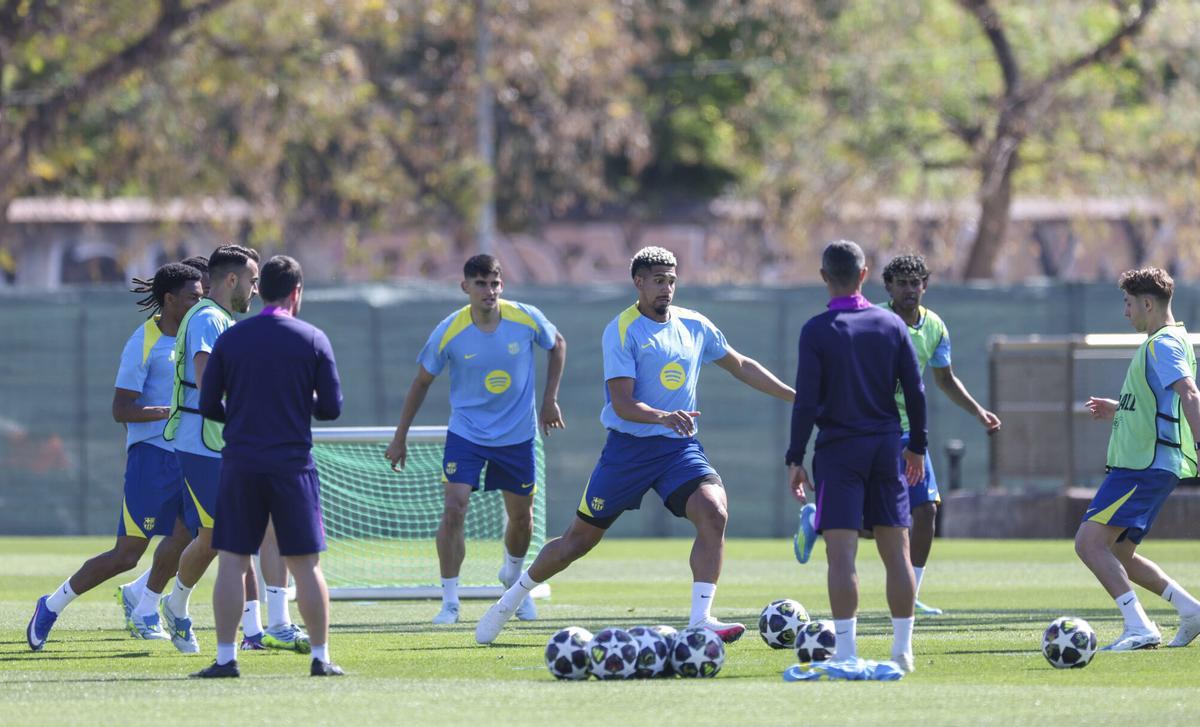 Ronald Araujo se entrena con el grupo, recuperado de su sobrecarga muscular.