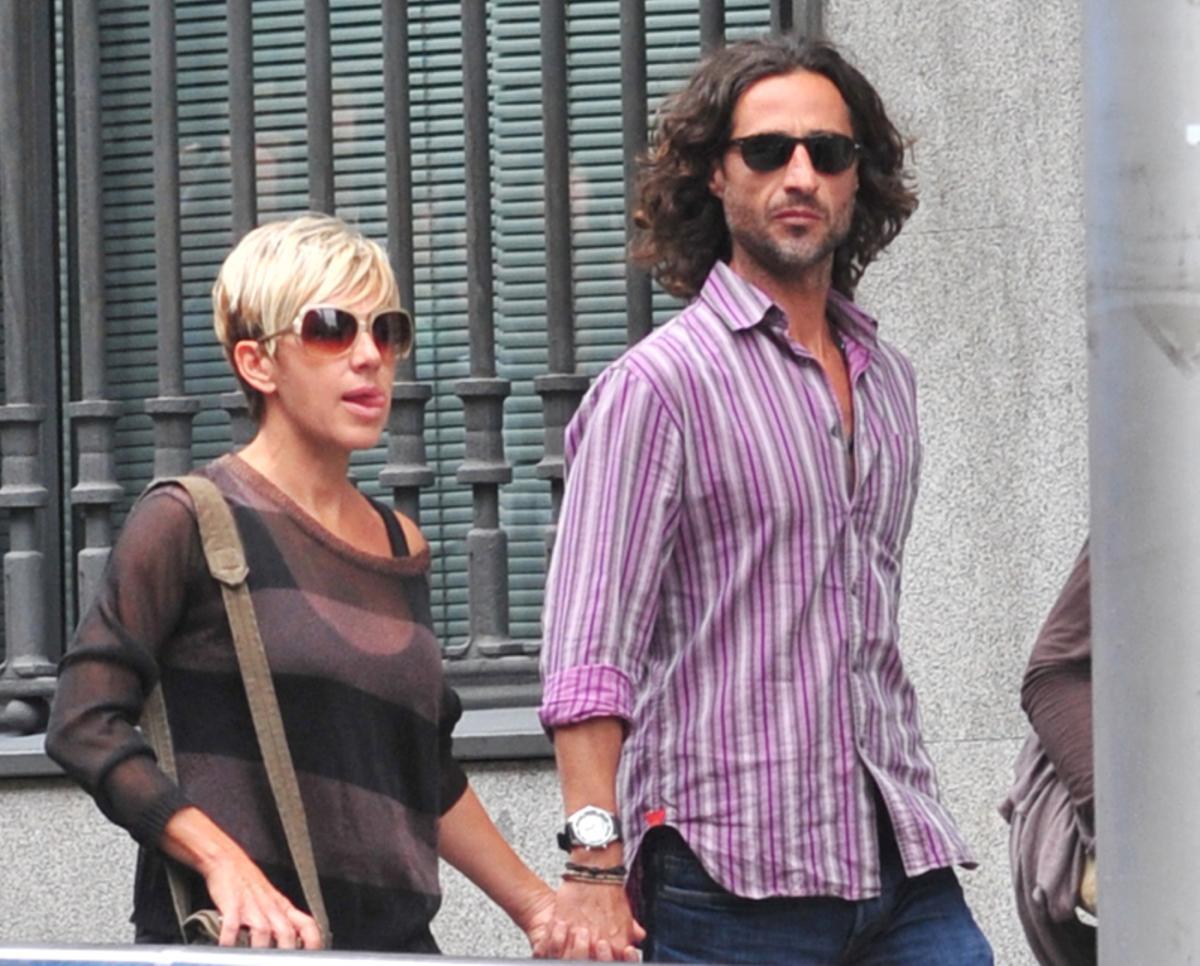 Ana Torroja y Rafael Duque paseando de la mano