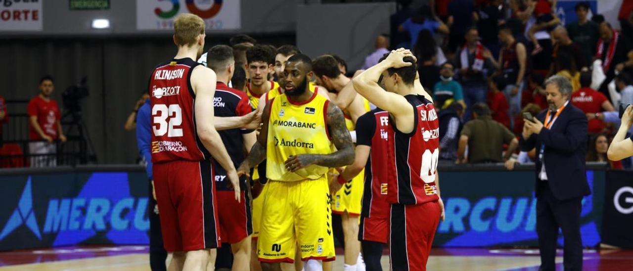 Los jugadores del Casademont saludan a los del Andorra tras la finalización del partido en el Príncipe Felipe