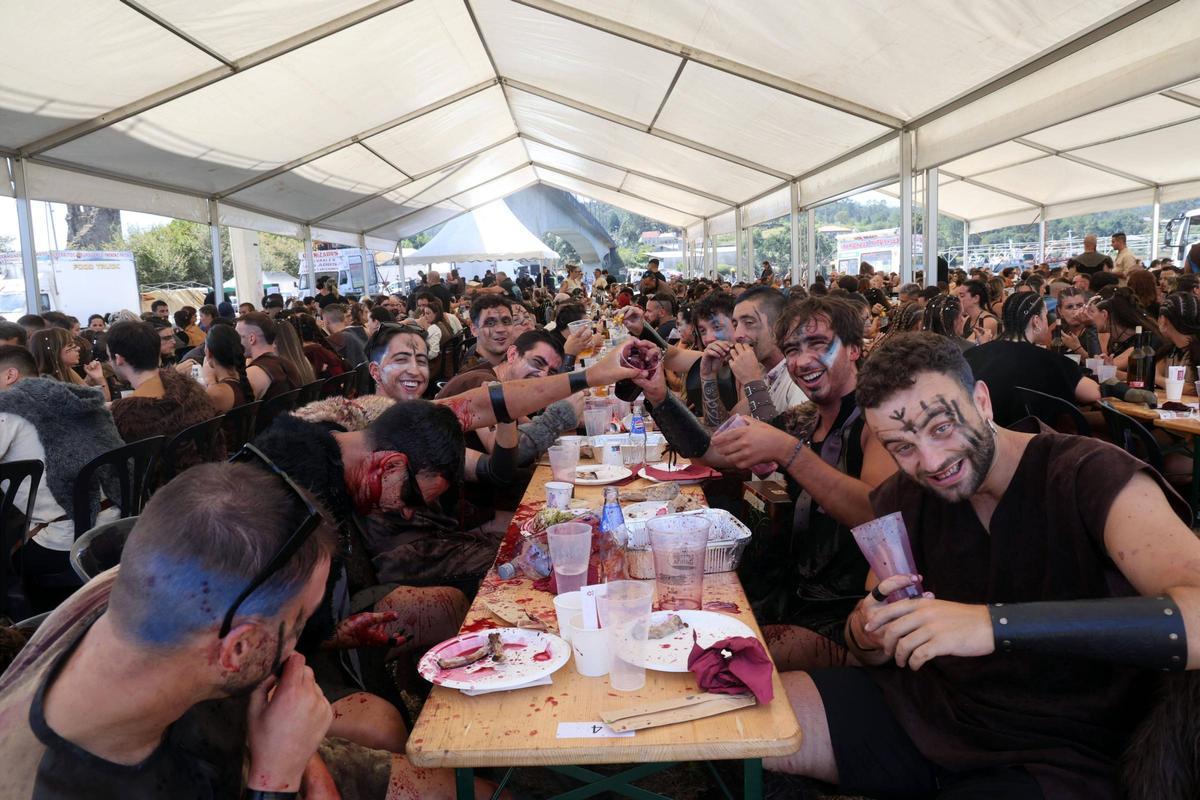 Asistentes al Xantar Vikingo celebrado en las Torres de Oeste de Catoira, donde mañana se celebra el Desembarco de la Romería Vikinga.