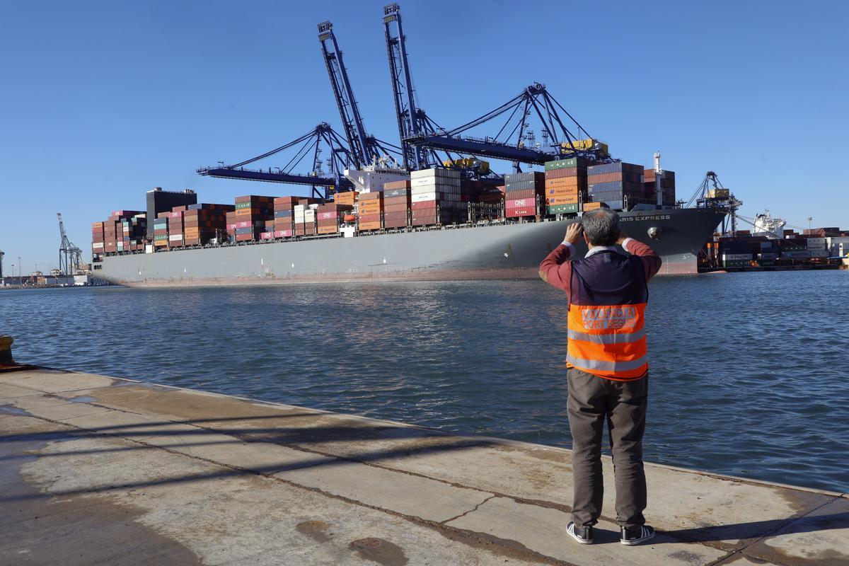 Barco atracado en el Puerto de València