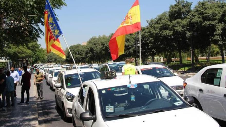 Cientos de taxistas, ayer en la sede del PSPV en Blanqueries.