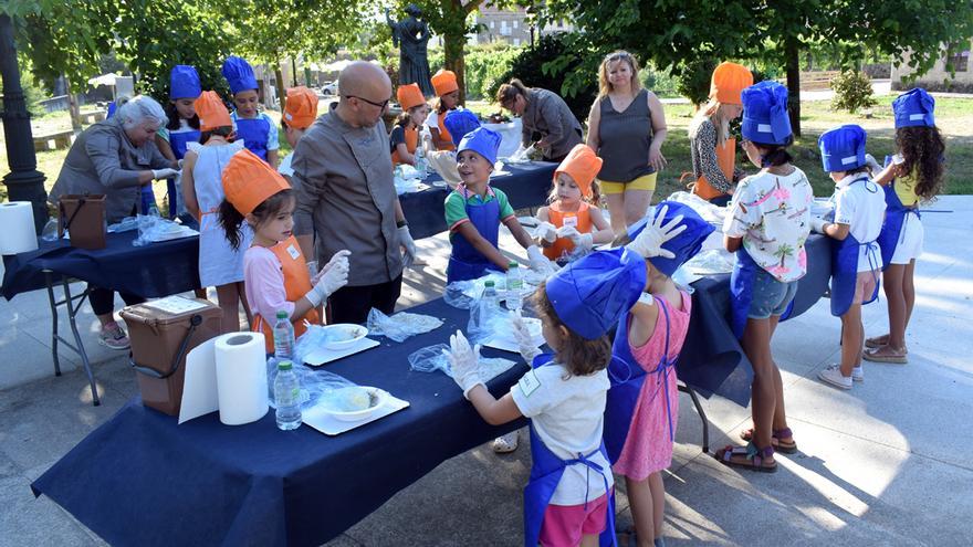 Un taller de cocina infantil, al abrigo de la Festa da Anguía, en Valga.