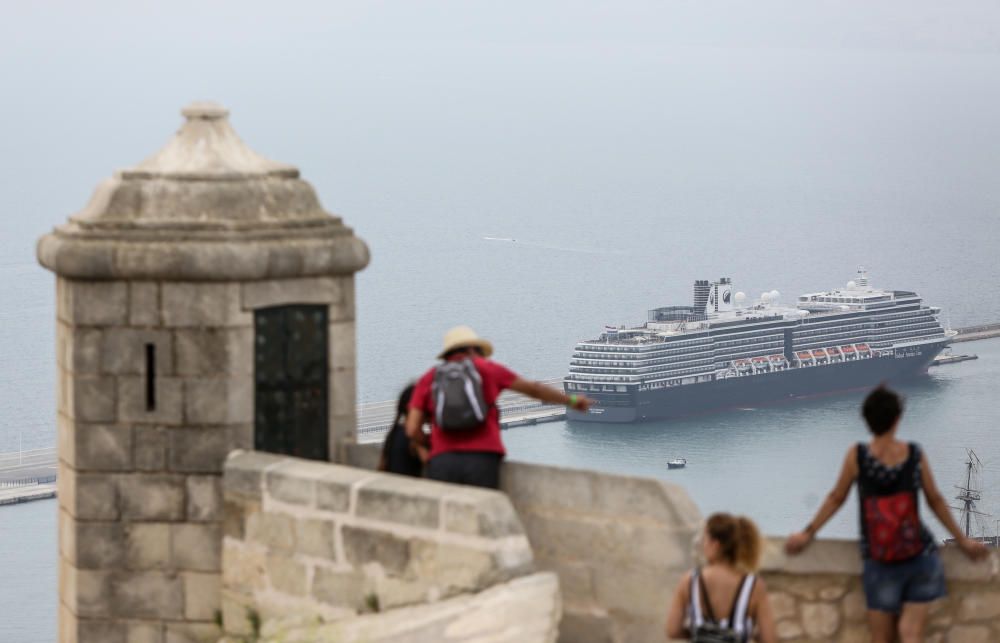 El Westerdam, repleto de norteamericanos y argentinos, hace escala en la estación marítima y llena de turistas el Castillo, bares y terrazas, y las tiendas