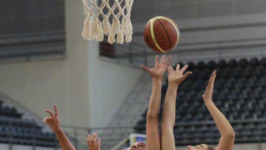 Un momento del partido de Copa entre el ADBA y el Universidad.