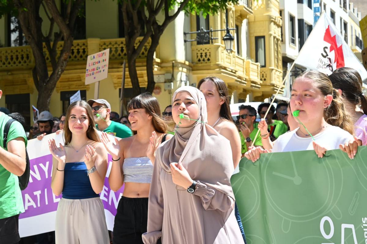 Los profesores se manifiestan en la Plaça de Baix de Elche por la educación pública