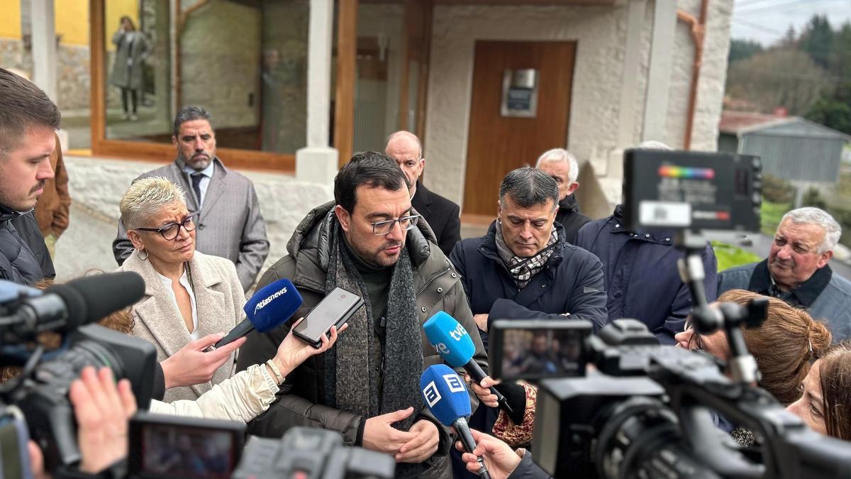Barbón atendiendo a los medios de comunicación en Cangas del Narcea.