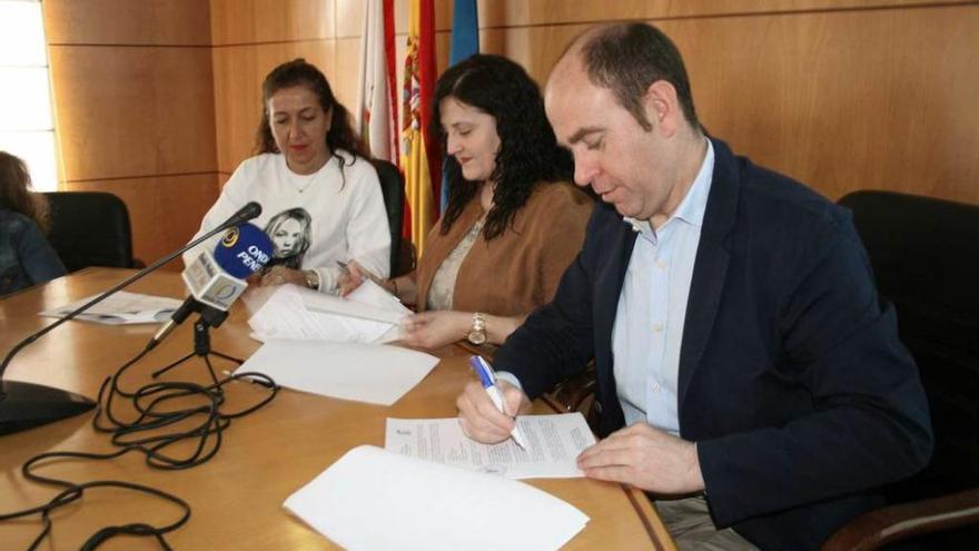 Por la izquierda, Salomé García, Amelia Fernández y David Argüelles en la firma del convenio.