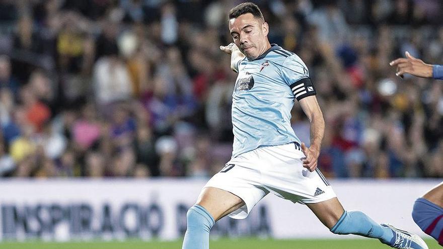 Iago Aspas remata a puerta durante un partido.