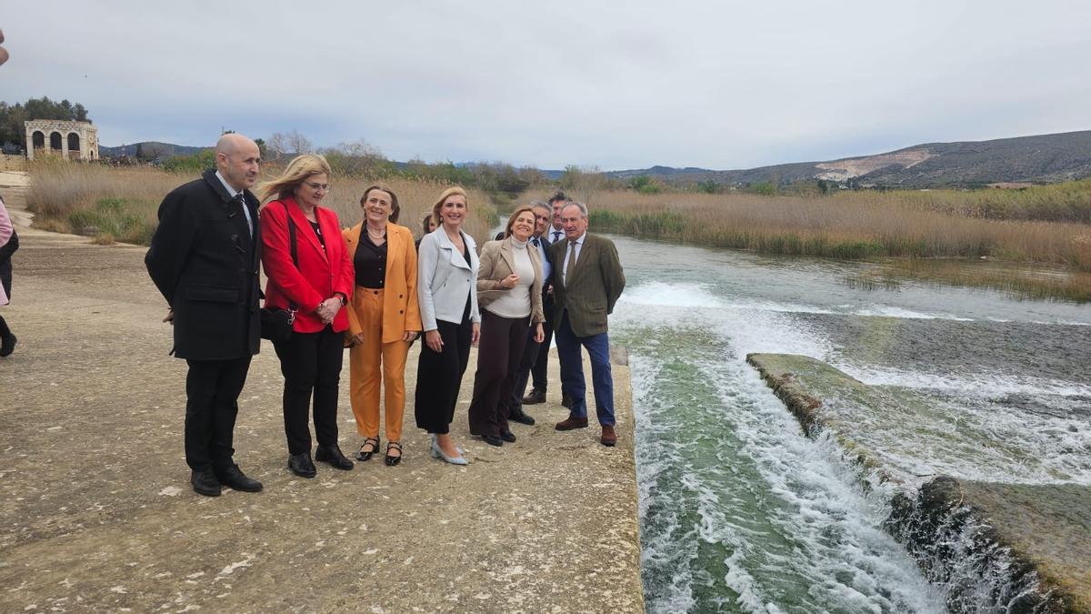 Los consellers y la delegada del Gobierno junto al río