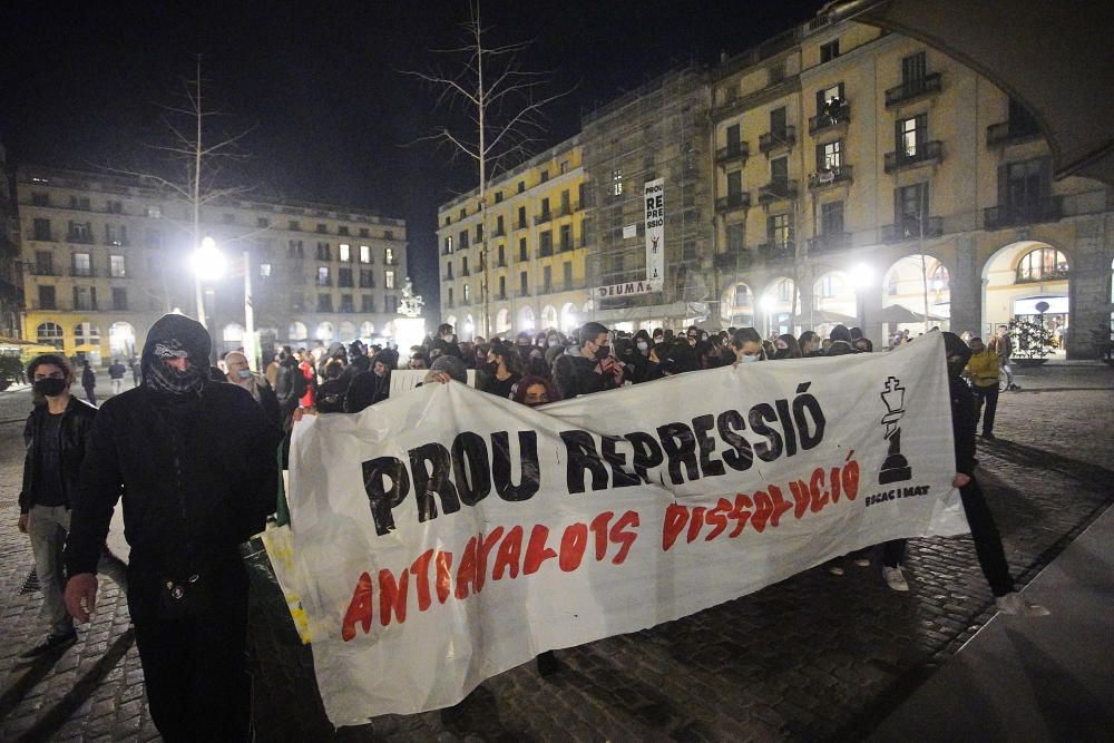 Unes 150 persones es manifesten a Girona sota el lema «Prou repressió, antiavalots dissolució»