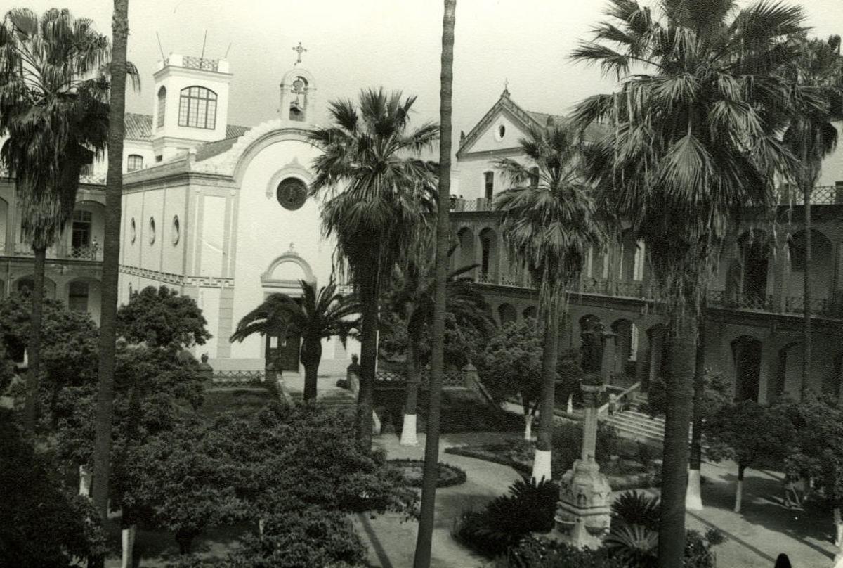 El actual edificio, inaugurado en 1892 fue edificado gracias a las donaciones de las familias Loring, Oyarzábal, Heredia y Larios. El actual edificio, inaugurado en 1892 fue edificado gracias a las donaciones de las familias Loring, Oyarzábal, Heredia y Larios.