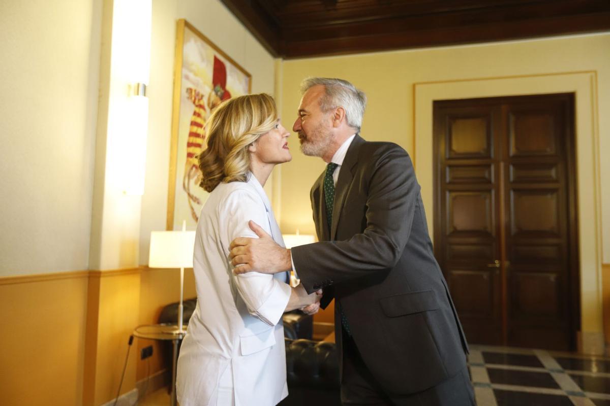 Jorge Azcón y Pilar Alegría se saludan en el Pignatelli.