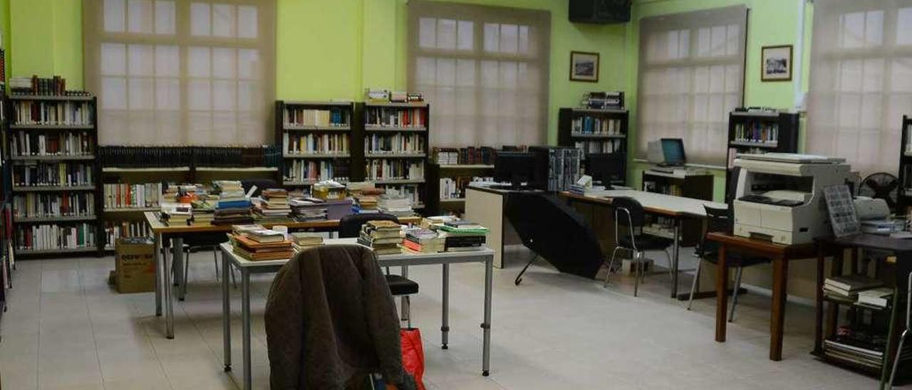 La biblioteca de Bueu solo abre una hora y media al día para préstamo y devolución de libros. // G.Núñez