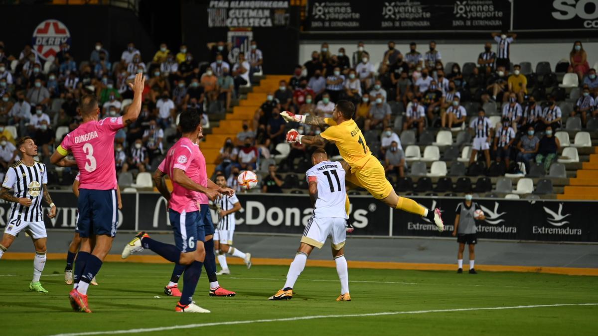 Acción de uno de los partidos del Badajoz en el Nuevo Vivero.