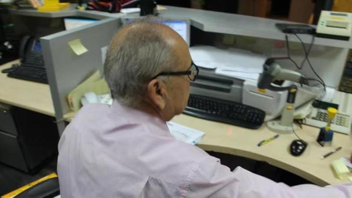 Un hombre trabajando en una oficina.