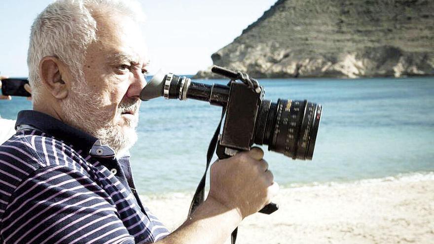 Imanol Uribe en un momento del rodaje de &#039;Lejos del mar&#039; en Cabo de Gata.