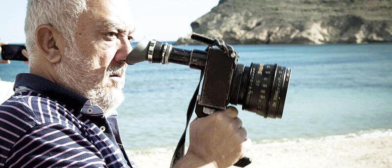 Imanol Uribe, en un momento del rodaje de &quot;Lejos del mar&quot; en Cabo de Gata.