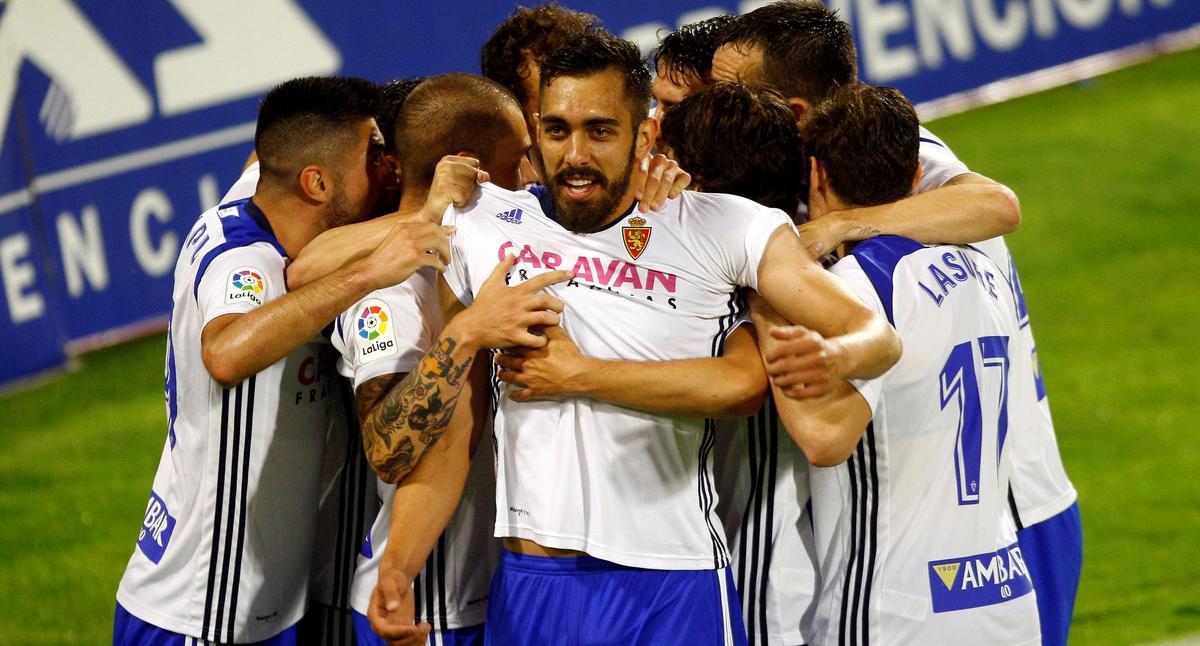 Borja Iglesias celebra un gol en el Zaragoza rodeado de sus compañeros en la temporada 17-18.
