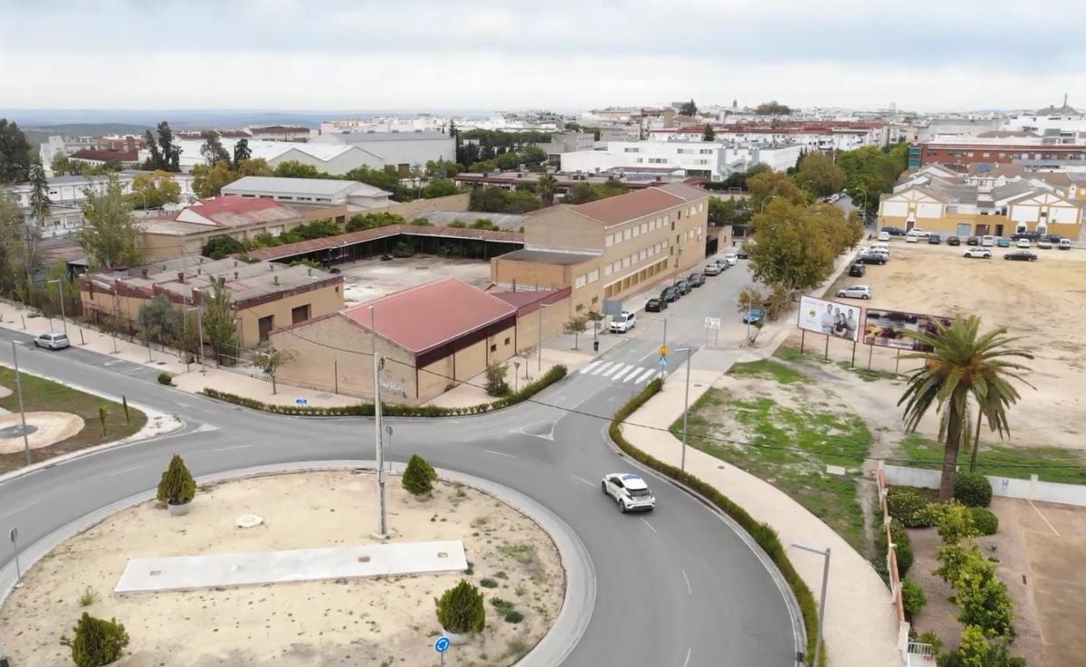 El antiguo IES Emilio Canalejo Olmeda se sitúa entre la avenida de la Constitución y la avenida de Málaga.