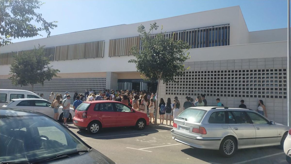 Entrada al nuevo IES de Canet.