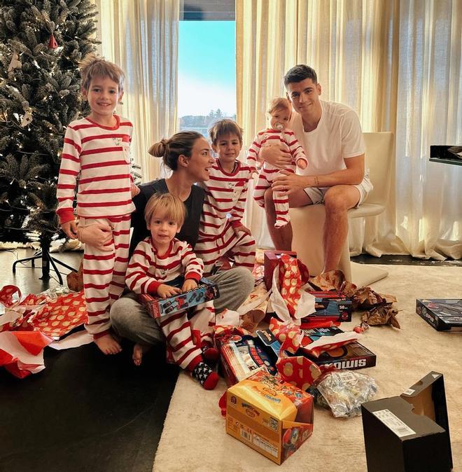 Álvaro Morata y Alice Campello abren los regalos de Navidad con sus hijos