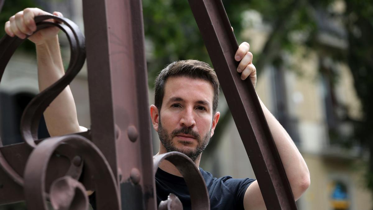 BARCELONA 04/06/2021 Icult Entrevista al escritor de novela negra Alex Michaelides , que publica ’Las doncella’, en el Hotel Mandarin Oriental Passeig de Gràcia, 38-40. FOTO de RICARD CUGAT