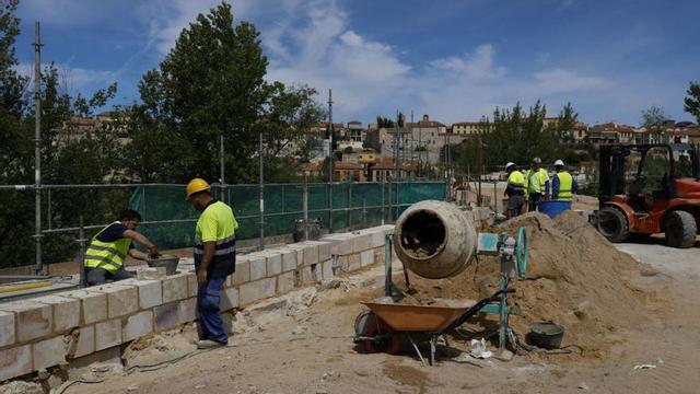 Obras del Puente de Piedra, en las que se aprecia ya la fisonomía del nuevo pretil.