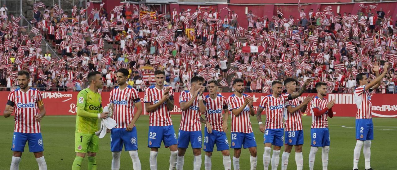 Els jugadors del Girona saluden el públic abans de començar el partit de dissabte contra el Tenerife. | MARC MARTÍ