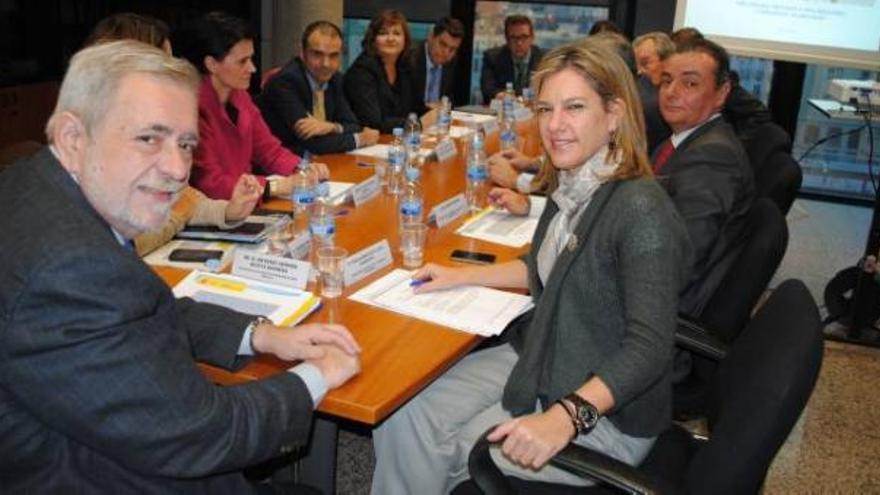 Antonio Beteta, con Sánchez de León y Navarro, en la reunión de ayer con empresarios.