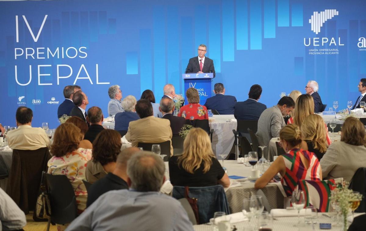 El conseller de Economía Sostenible, Rafa Climent, durante su intervención en el acto de Uepal.