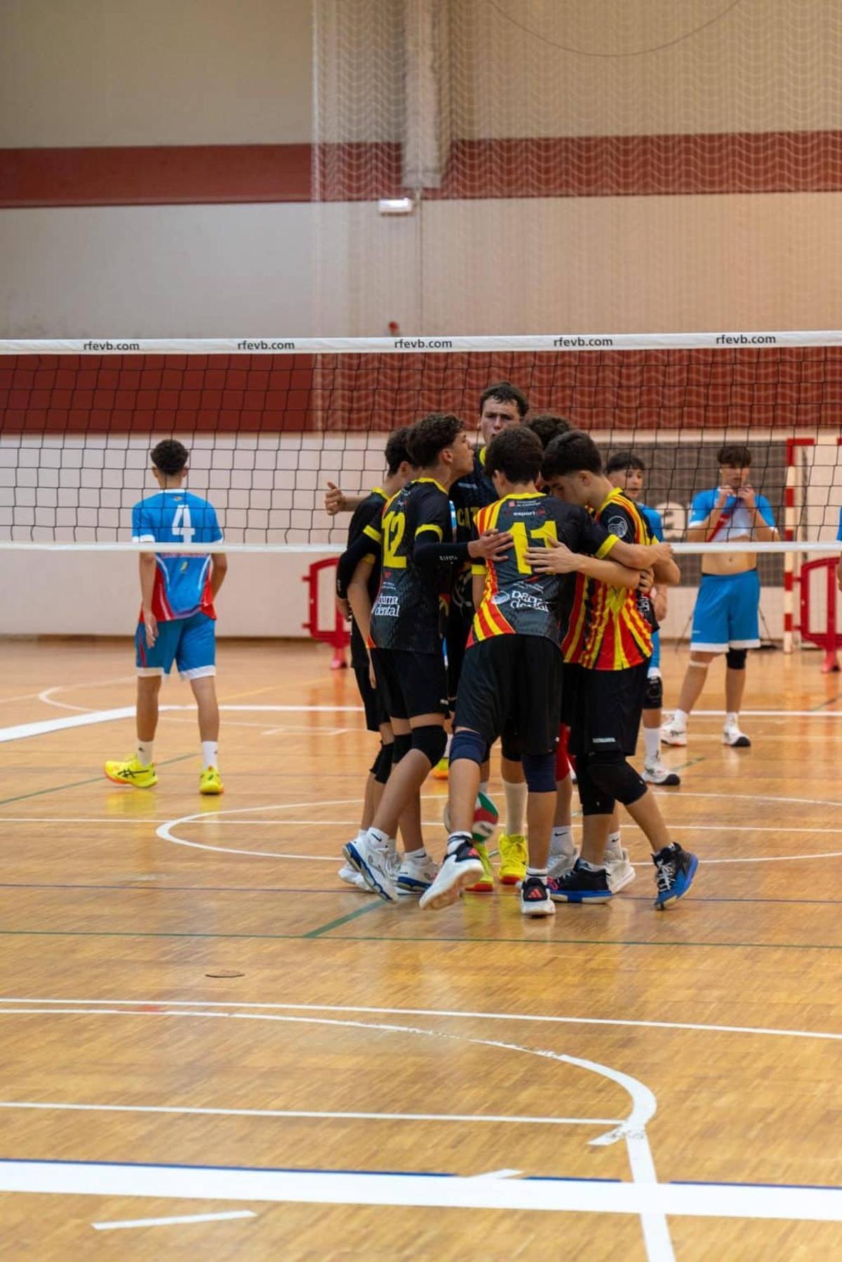 Jugadors infantils masculins celebrant un punt