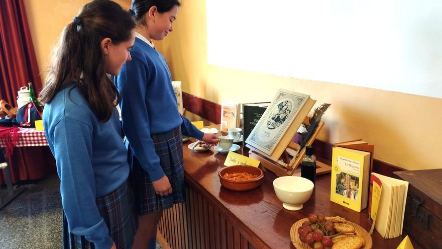 La exposición de los alumnos del Reina Adosinda de Pravia: pote asturiano, queso, uvas y chocolate para celebrar el Día del Libro