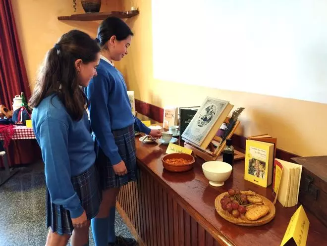 La exposición de los alumnos del Reina Adosinda de Pravia: pote asturiano, queso, uvas y chocolate para celebrar el Día del Libro