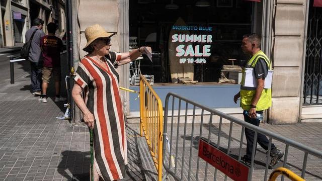 La Teresa, veïna afectada pel forat de les obres de l’L9 del metro al carrer de Sant Gervasi de Cassoles, lamenta que no podrà tornar a casa seva fins d’aquí, almenys, quatre setmanes