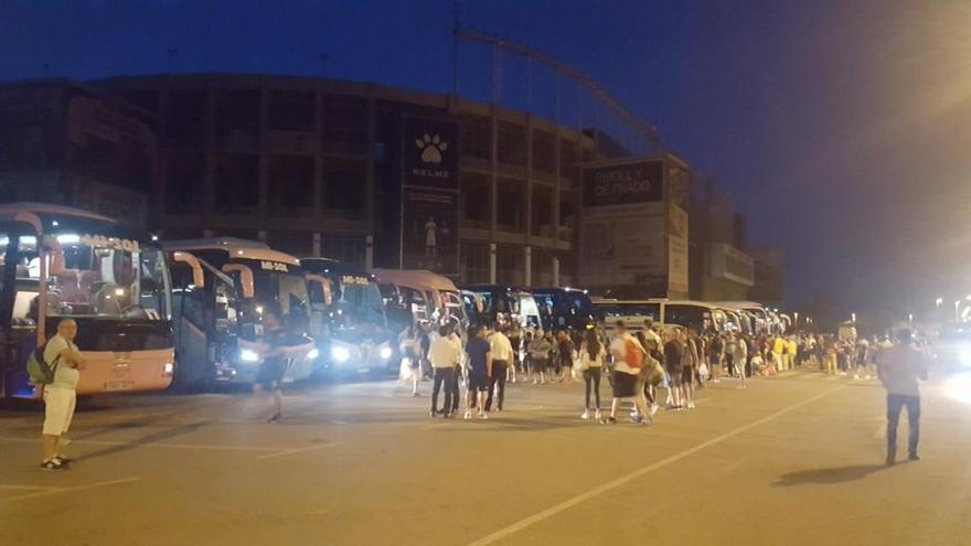 Los autobuses de seguidores, esta mañana, antes de partir hacia Cádiz