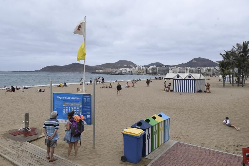 23-06-20 LAS PALMAS DE GRAN CANARIA.PLAYA DE LAS CANTERAS.LAS PALMAS DE GRAN CANARIA. Fotos de la gente desalojando Las Canteras. Fotos: Juan Castro  | 23/06/2020 | Fotógrafo: Juan Carlos Castro