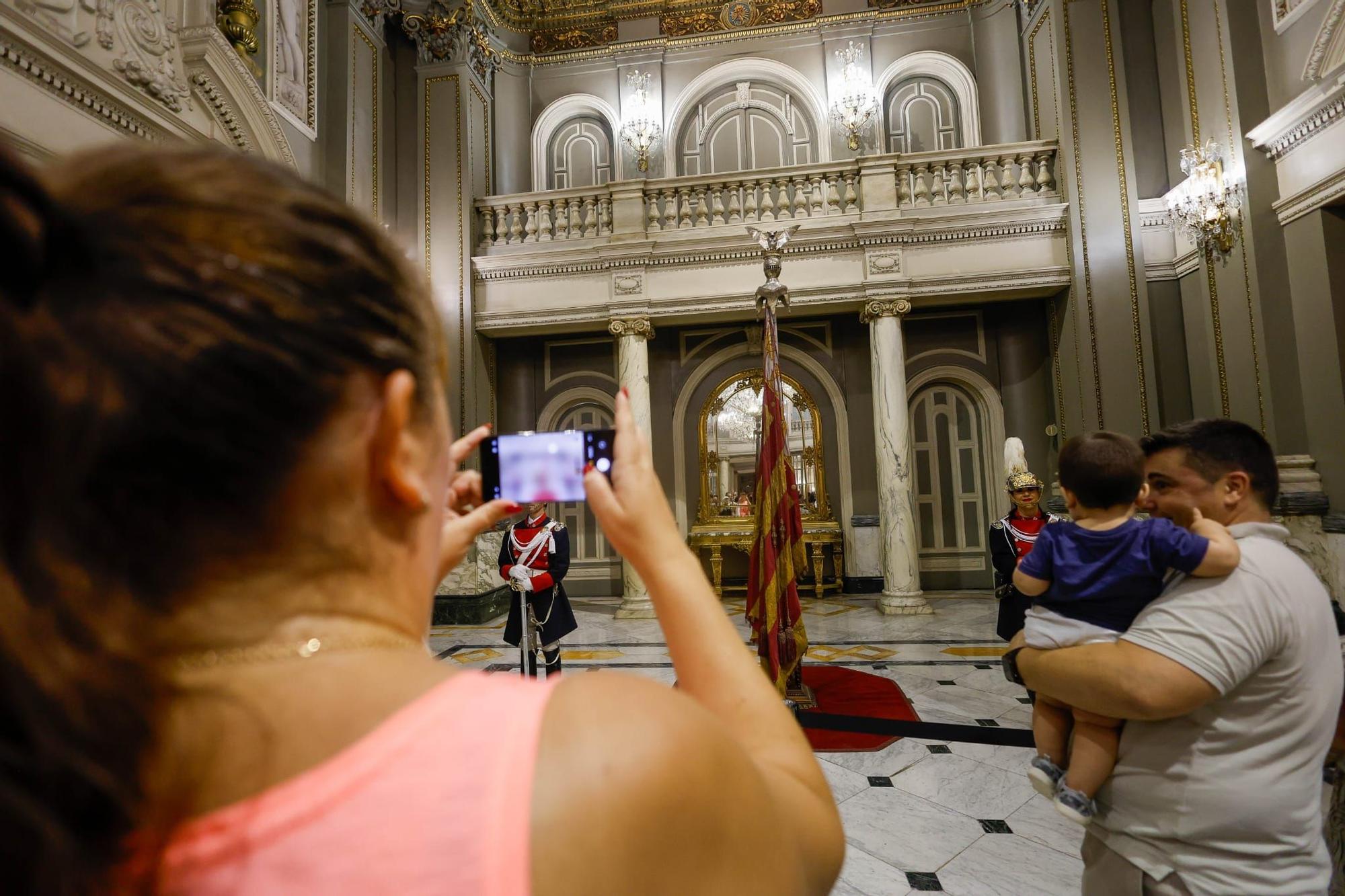 El centro se llena en vísperas del Nou d'Octubre para ver la Senyera