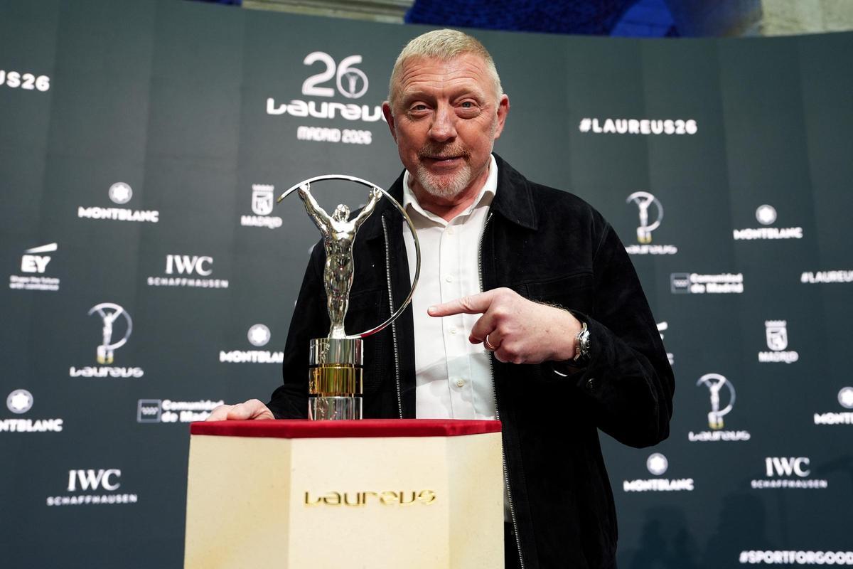 Boris Becker, embajador de los Premios Laureus, con la estatuilla que concede el jurado del que forma parte.