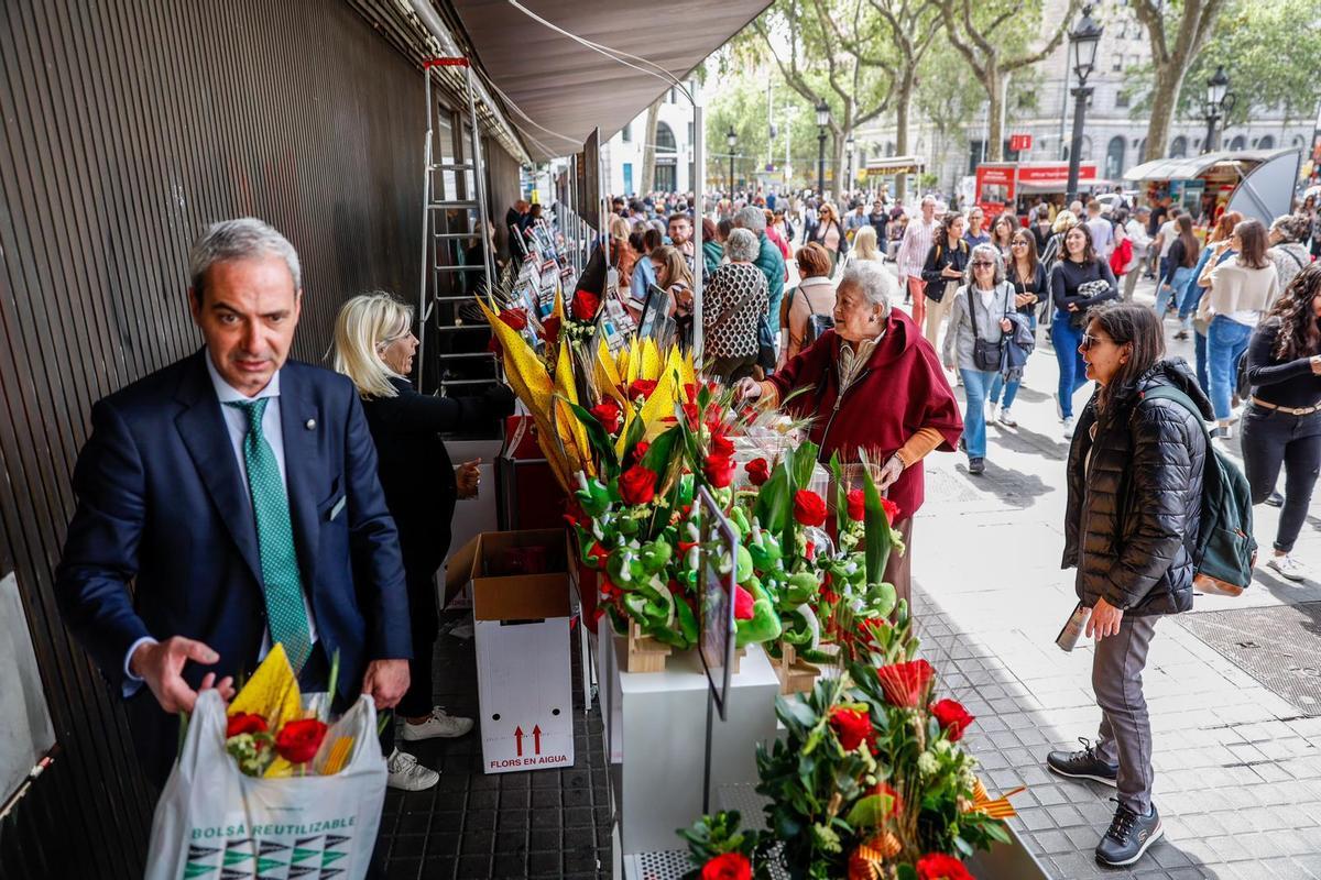 Preparativos para la celebración de Sant Jordi en la plaza de Catalunya de Barcelona