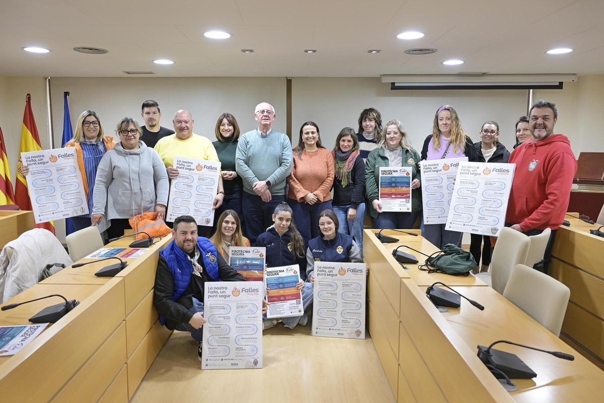 Entrega del cartel informativo de Fallas 2026 con el alcalde, concejalas y comisiones.