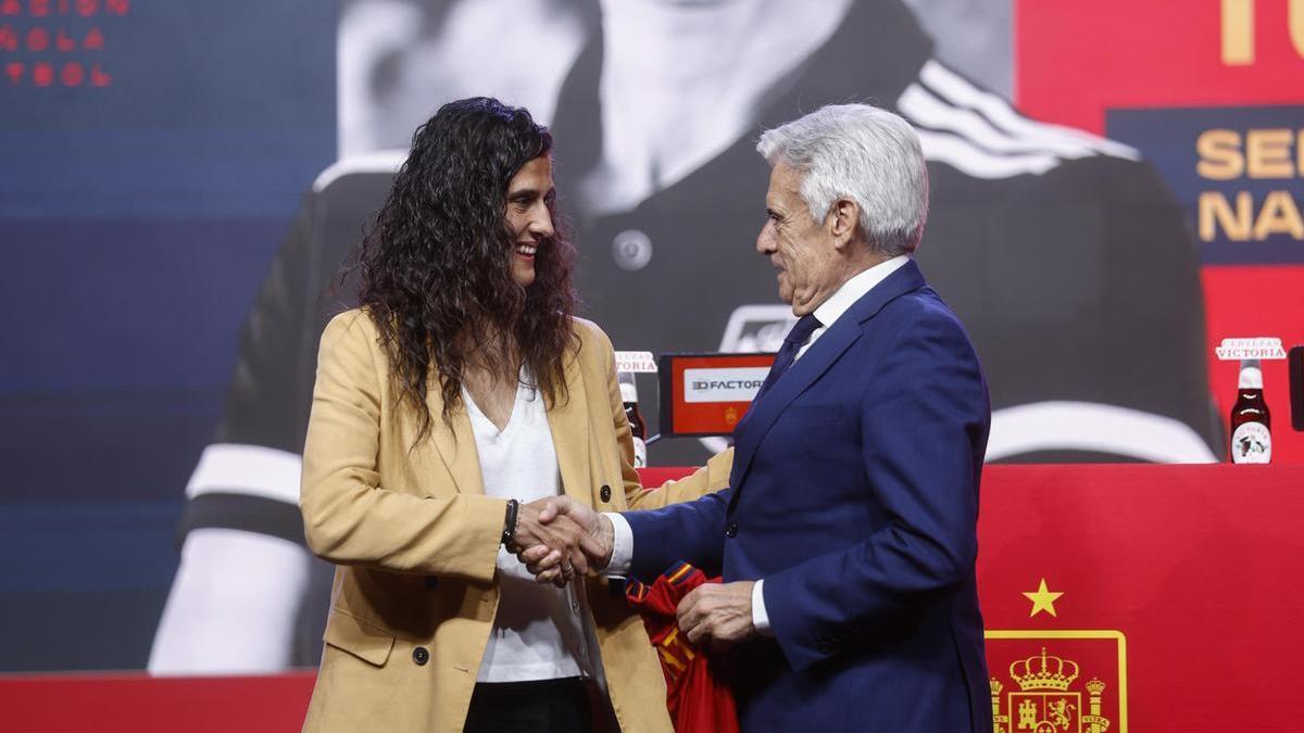 Pedro Rocha, presidente interino de la RFEF, nombra seleccionadora a Montse Tomé.