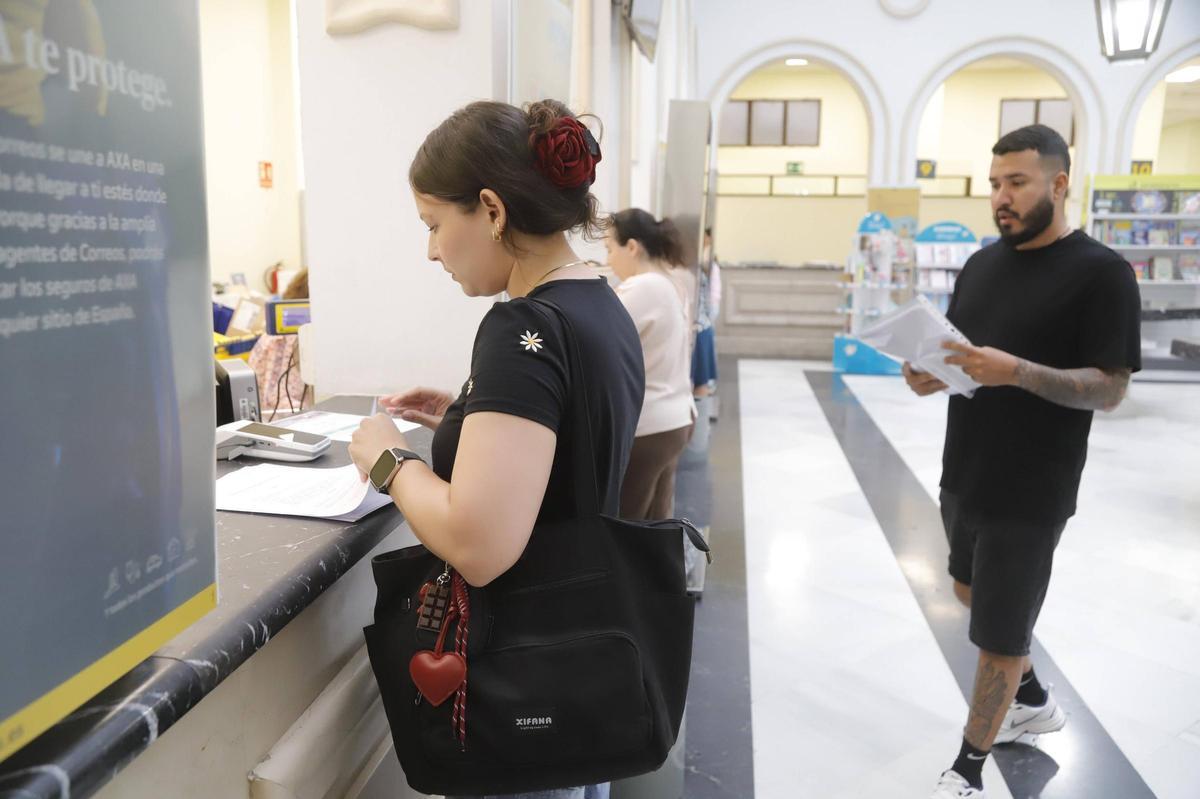 Atención a inmigrantes en Correos, este lunes.