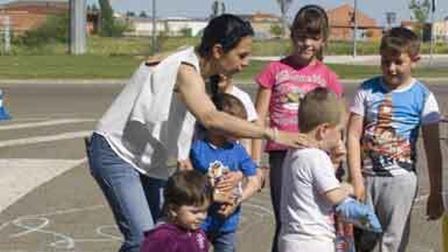 Actividad infantil organizada por la Asociación Rumanos en Benavente en el barrio Federico Silva.