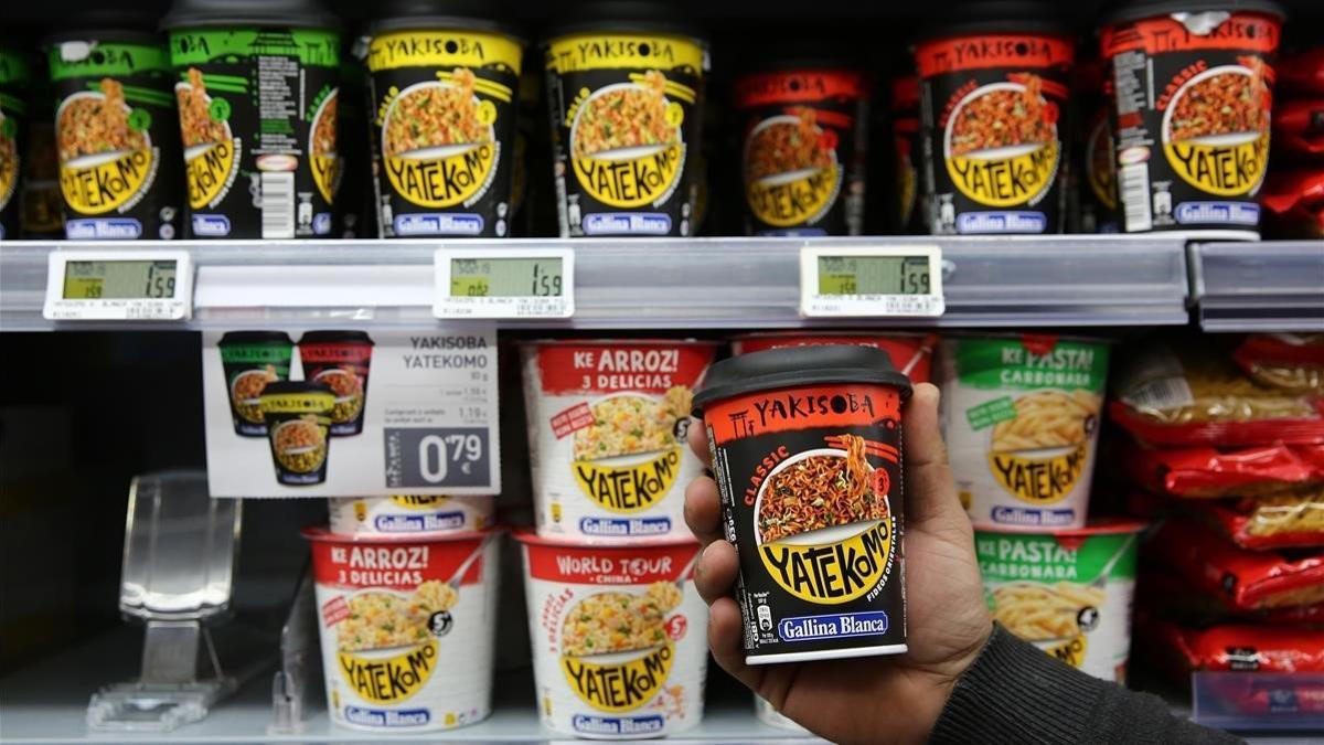 Fideos Yatekomo en un supermercado.