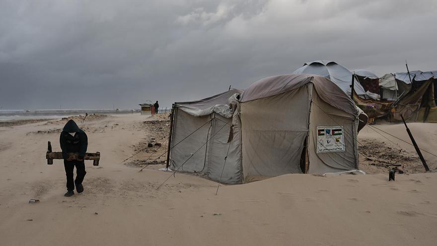 Las fuertes lluvias y vientos se ceban con Gaza debido al deterioro de las condiciones de las tiendas de campaña