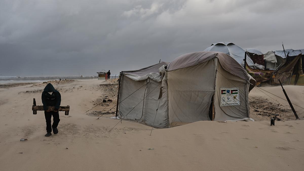 Las fuertes lluvias y vientos se ceban con Gaza debido al deterioro de las condiciones de las tiendas de campaña