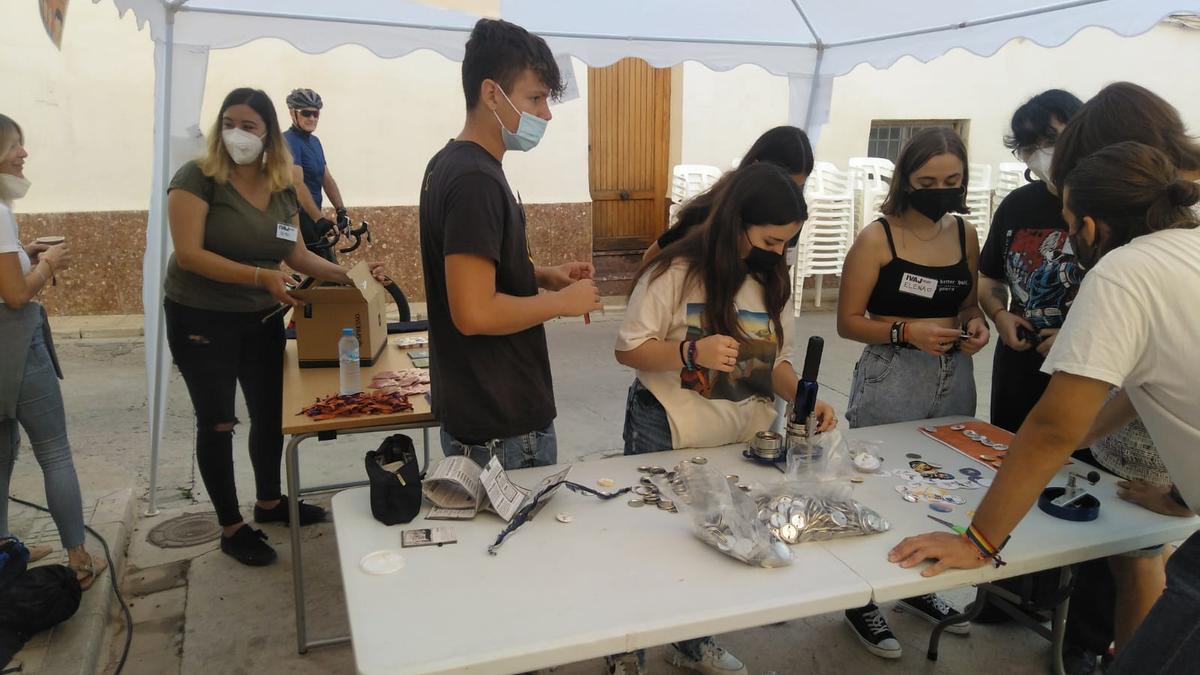 Jóvenes de Canet realizando un taller