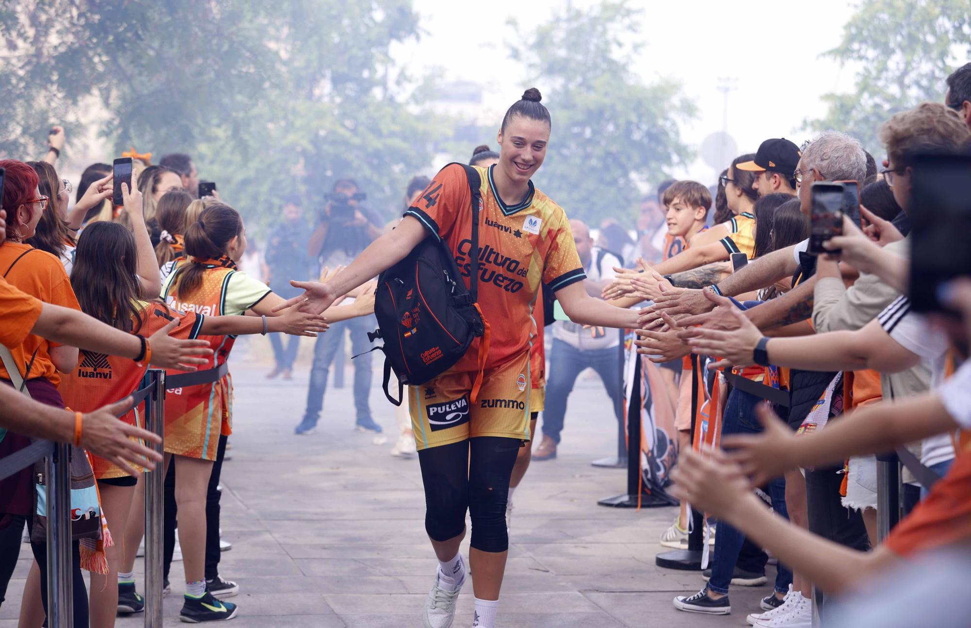 Así fue el recibimiento de los aficionados de Valencia Basket  antes de enfrentarse al  Perfumerías