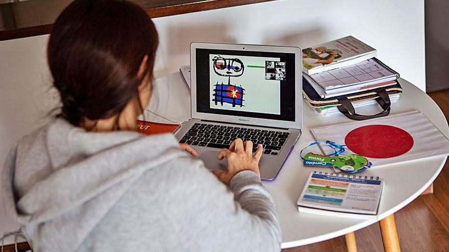 Alumno estudiando online en su domicilio.